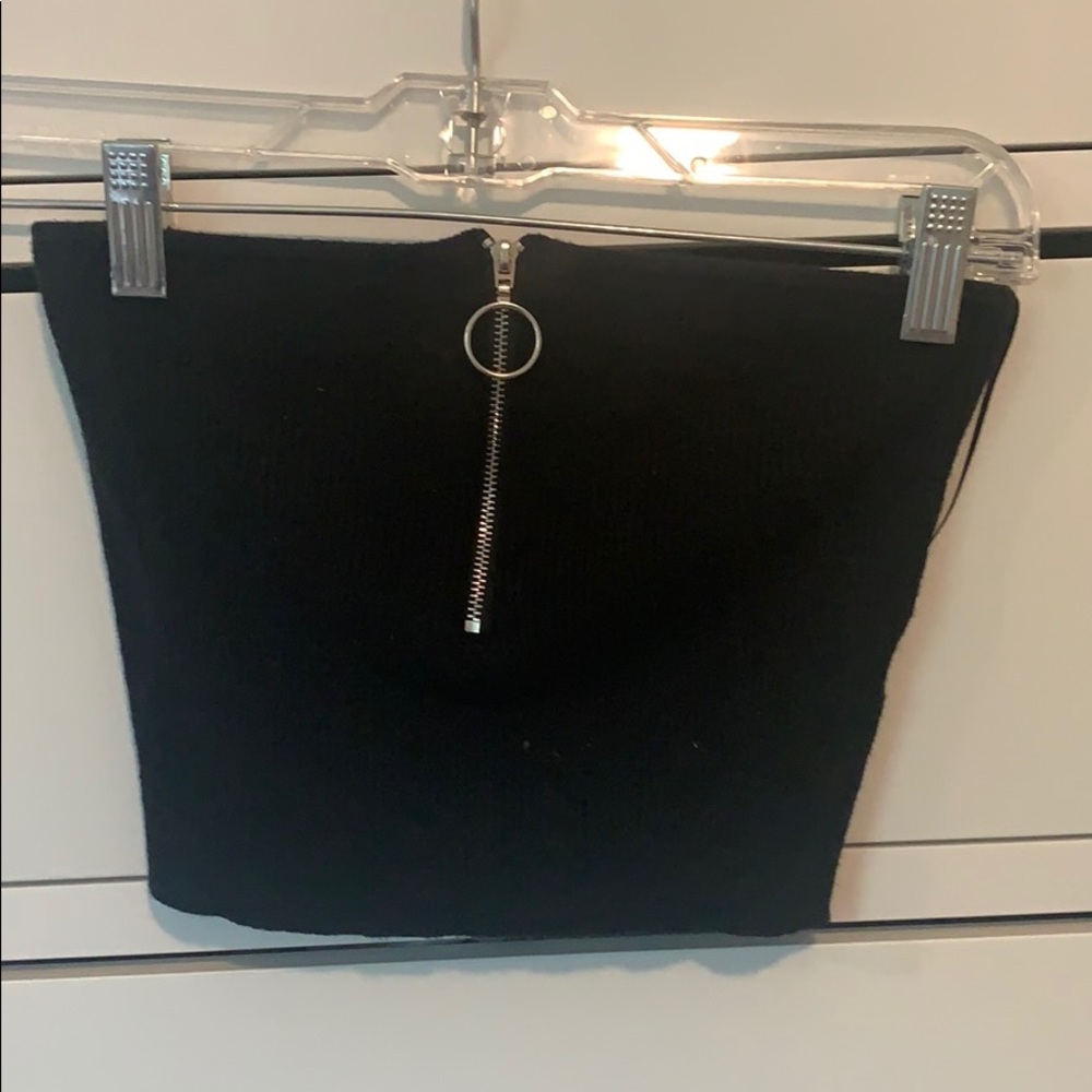 Kendall &Kylie zip up black crop top size small